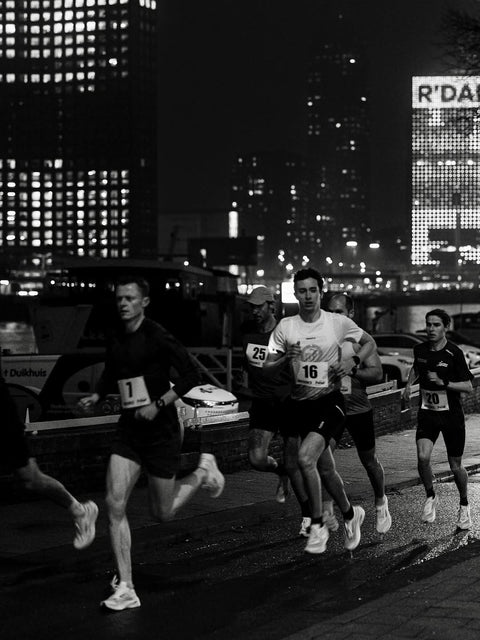 Group of runners in black and white through Rotterdam