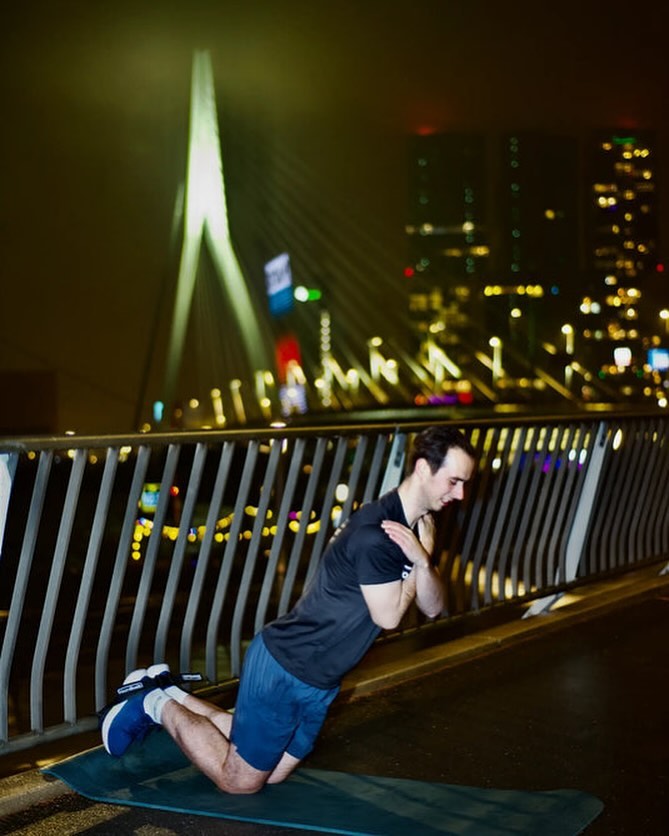 Nordic curl setup buiten trainen: anker en ondergrond