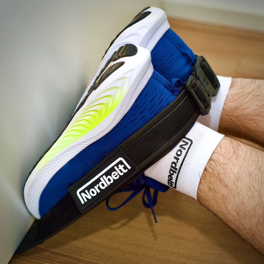 Nordic hamstring curl thuis: veilige setup met deur, bank of hek