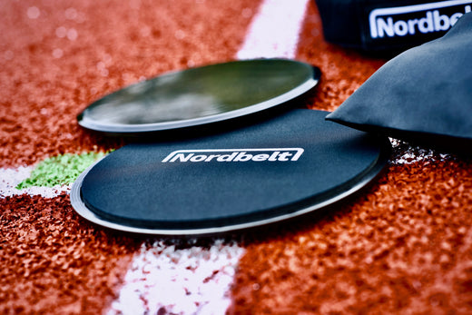 Sliders in gebruik voor hamstringtraining