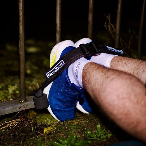 Nordbelt bevestigd aan een hek tijdens een avondtraining